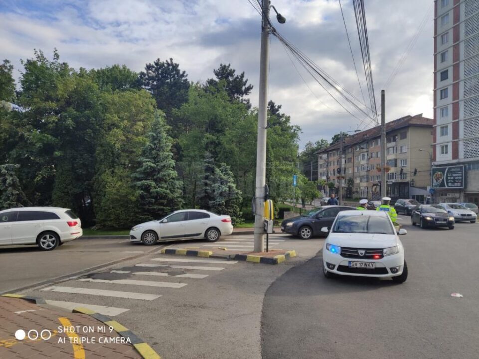 Polițiști pe post de sperietoare la McDonald's pentru ca șoferii să nu mai blocheze artera principală Polițiști pe post de sperietoare la McDonald's pentru ca șoferii să nu mai blocheze artera principală