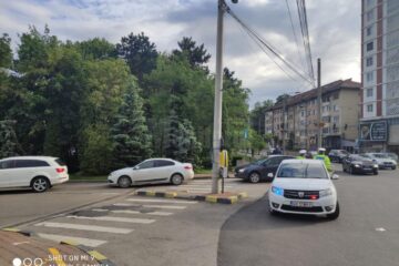 Polițiști pe post de sperietoare la McDonald's pentru ca șoferii să nu mai blocheze artera principală