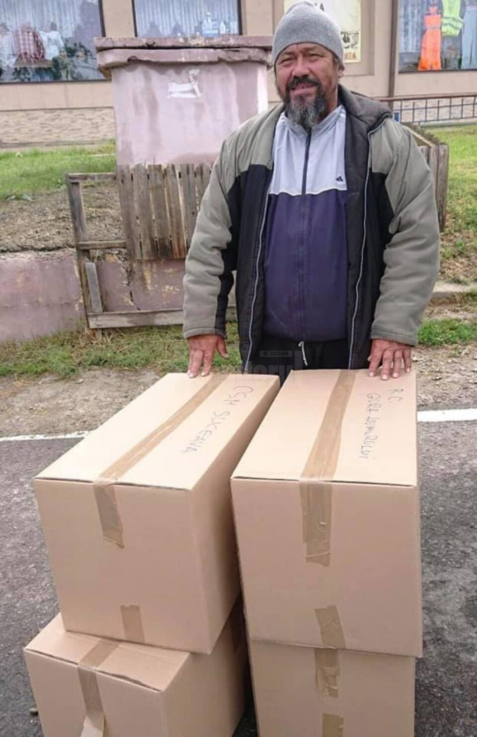 Antrenorul Vasile Conache a preluat kiturile cu echipamente de protecție și mingi de rugby Antrenorul Vasile Conache a preluat kiturile cu echipamente de protecție și mingi de rugby