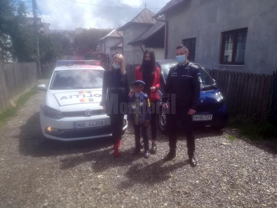 Ionuț a primit o uniformă, jucării și dulciuri de la polițiștii suceveni