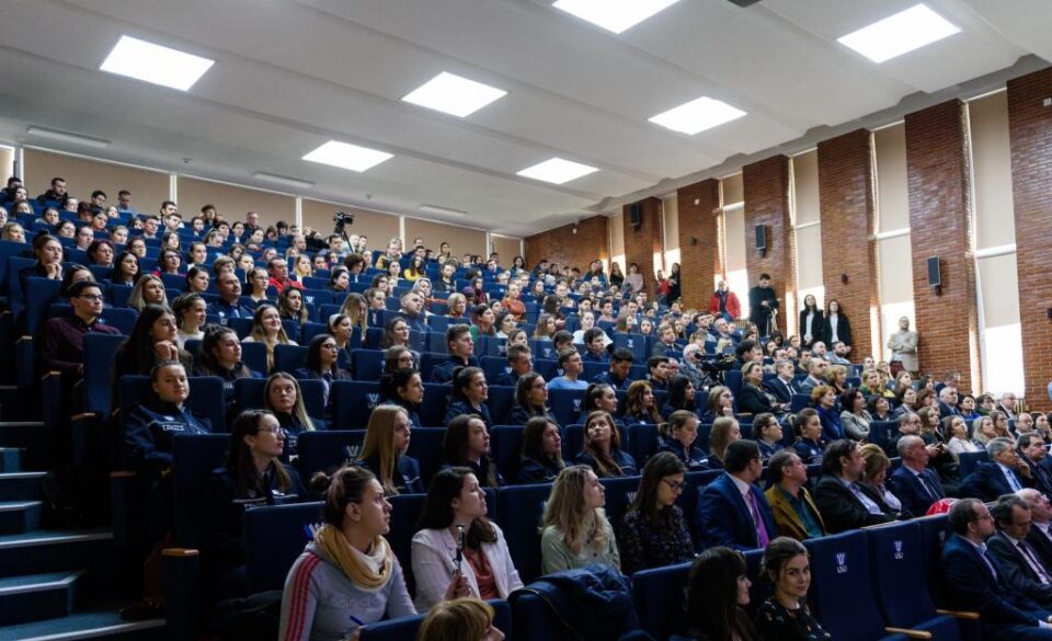 Studenții vor primi 130 de tablete din partea AUF