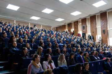 Studenții vor primi 130 de tablete din partea AUF