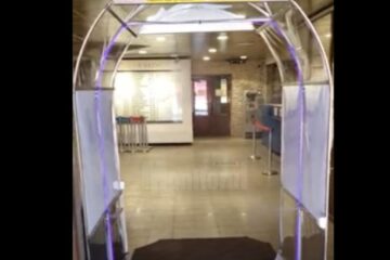 Tunelul de decontaminare, prin care substanța biocidă este pulverizată pe cei care intră în unitățile școlare din Suceava