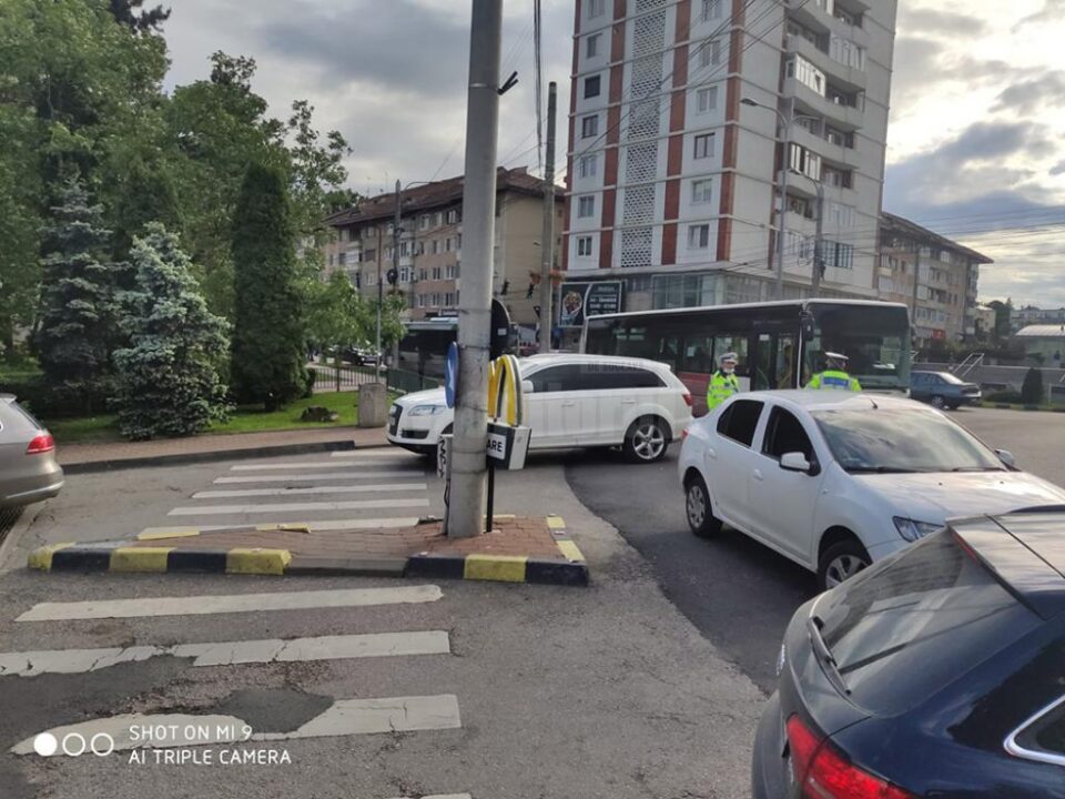 Polițiști pe post de sperietoare la McDonald's pentru ca șoferii să nu mai blocheze artera principală