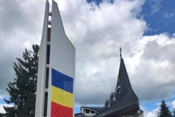 Parohia „Nașterea Maicii Domnului” Suceava marchează 100 de ani de la conferința de la Trianon printr-o slujbă religioasă oficiată la Turnul Marii Uniri