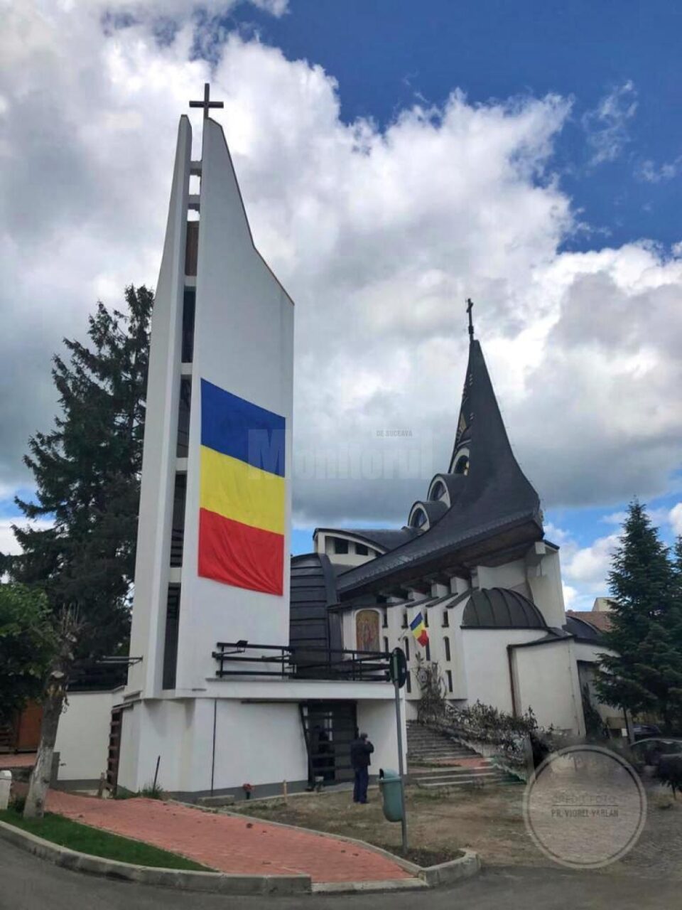 Parohia „Nașterea Maicii Domnului” Suceava marchează 100 de ani de la conferința de la Trianon printr-o slujbă religioasă oficiată la Turnul Marii Uniri