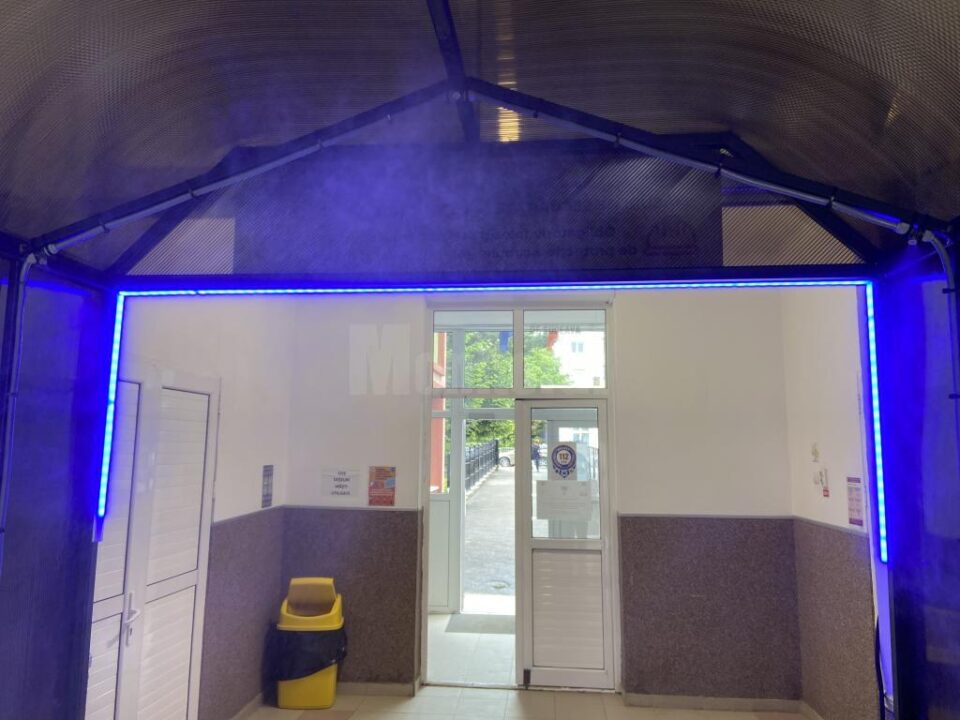 Cușnir a declarat că achiziția tunelurilor de dezinfecție pentru școli demonstrează mai mult apetitul conducerii primăriei pentru „beculețe colorate”, decât preocuparea pentru siguranța elevilor