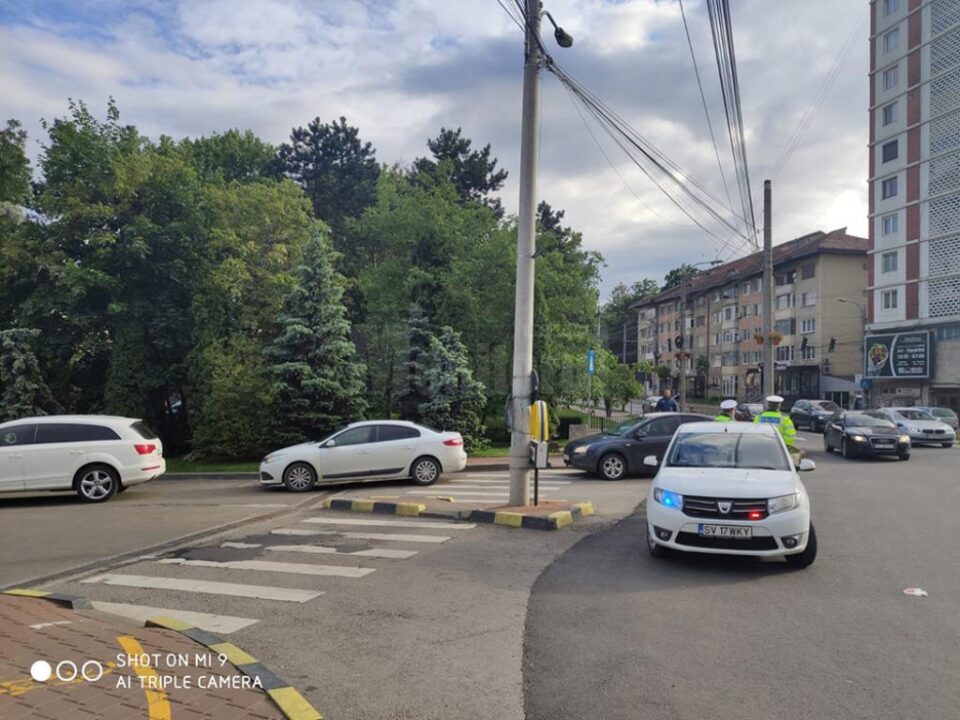 Polițiștii, în sensul giratoriu din centrul orașului pentru ca șoferii să nu mai staționeze decât în perimetrul fast-foodului