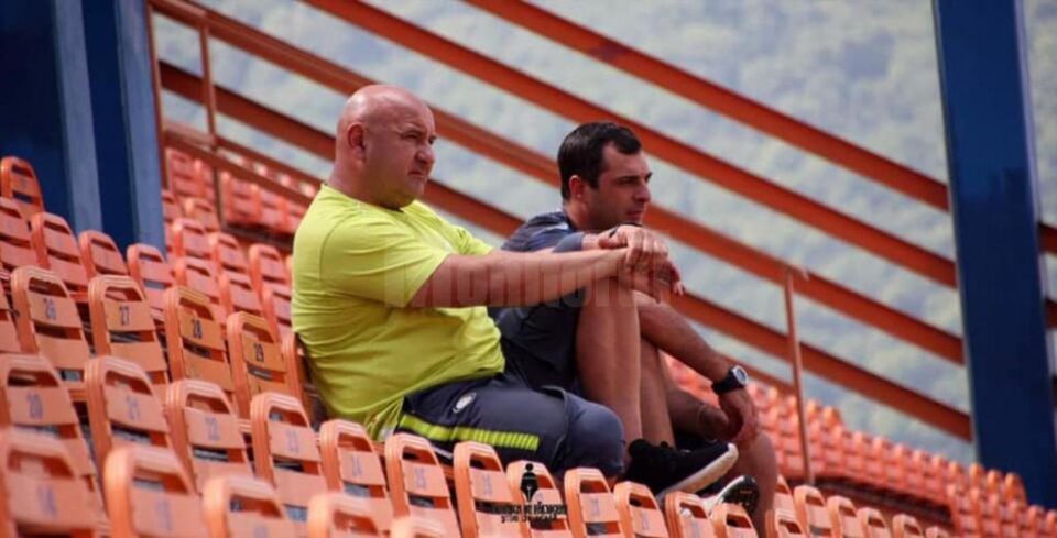 Antrenorul Daniel Stoica alături de directorul sportiv Iulian Darabă. Foto Cronica de Fălticeni Antrenorul Daniel Stoica alături de directorul sportiv Iulian Darabă. Foto Cronica de Fălticeni