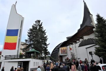 Slujbă de pomenire pentru eroii neamului, oficiată la inaugurarea Turnului Unirii, în prezența autorităților locale