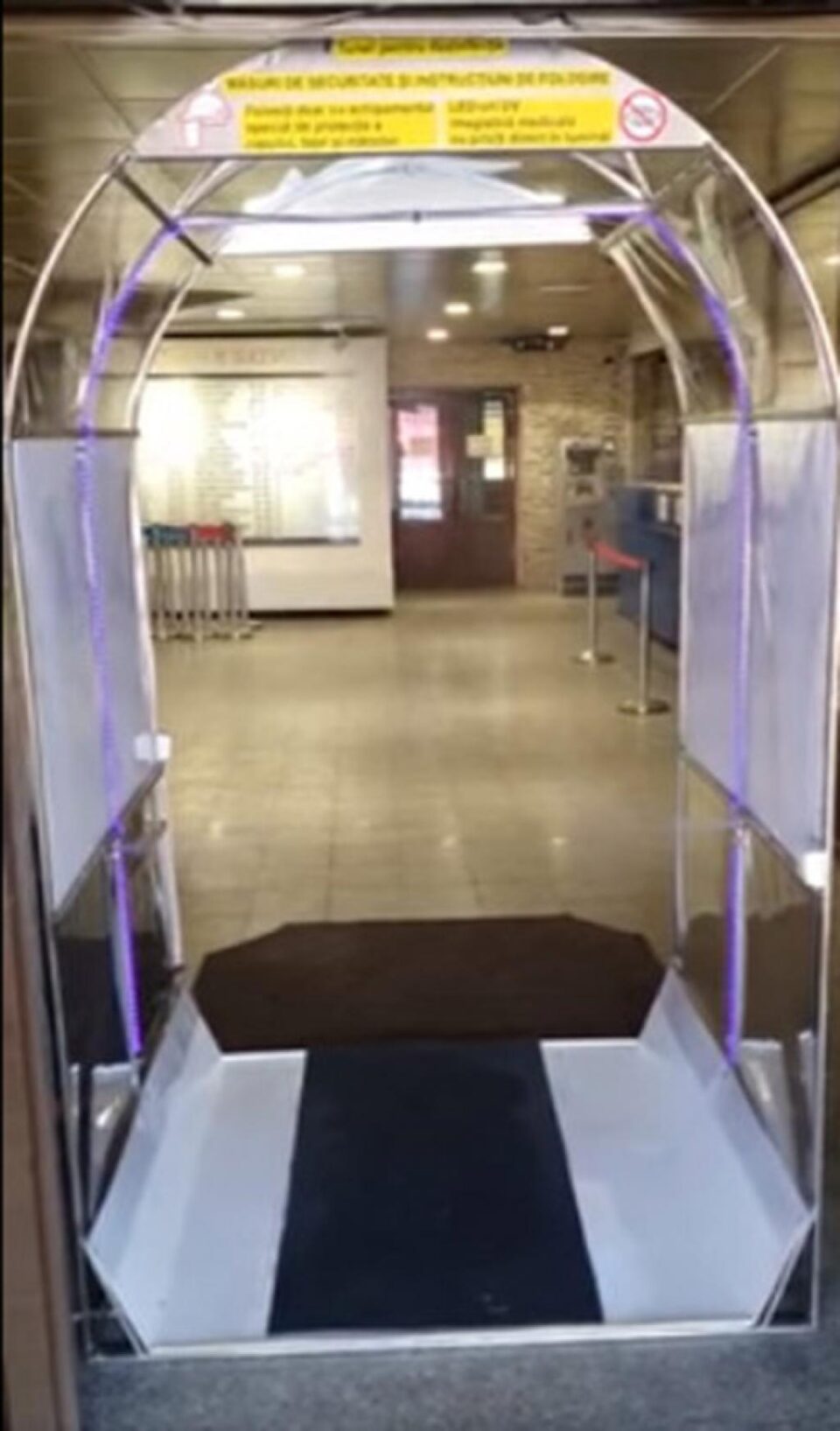 Tunelul de decontaminare, prin care substanța biocidă este pulverizată pe cei care intră în unitățile școlare din Suceava Tunelul de decontaminare, prin care substanța biocidă este pulverizată pe cei care intră în unitățile școlare din Suceava