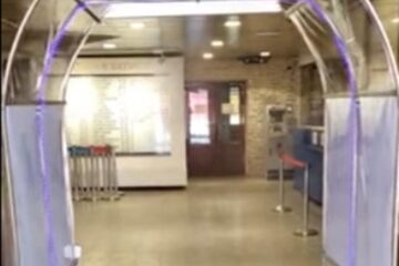 Tunelul de decontaminare, prin care substanța biocidă este pulverizată pe cei care intră în unitățile școlare din Suceava