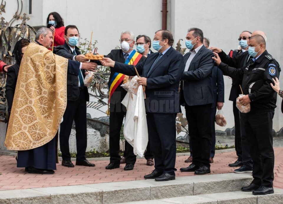Slujbă de pomenire pentru eroii neamului, oficiată la inaugurarea Turnului Unirii, în prezența autorităților locale - foto Cosmin Romega