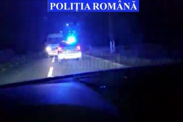 Microbuzul rulând cu spatele, cu poliția după el Microbuzul rulând cu spatele, cu poliția după el