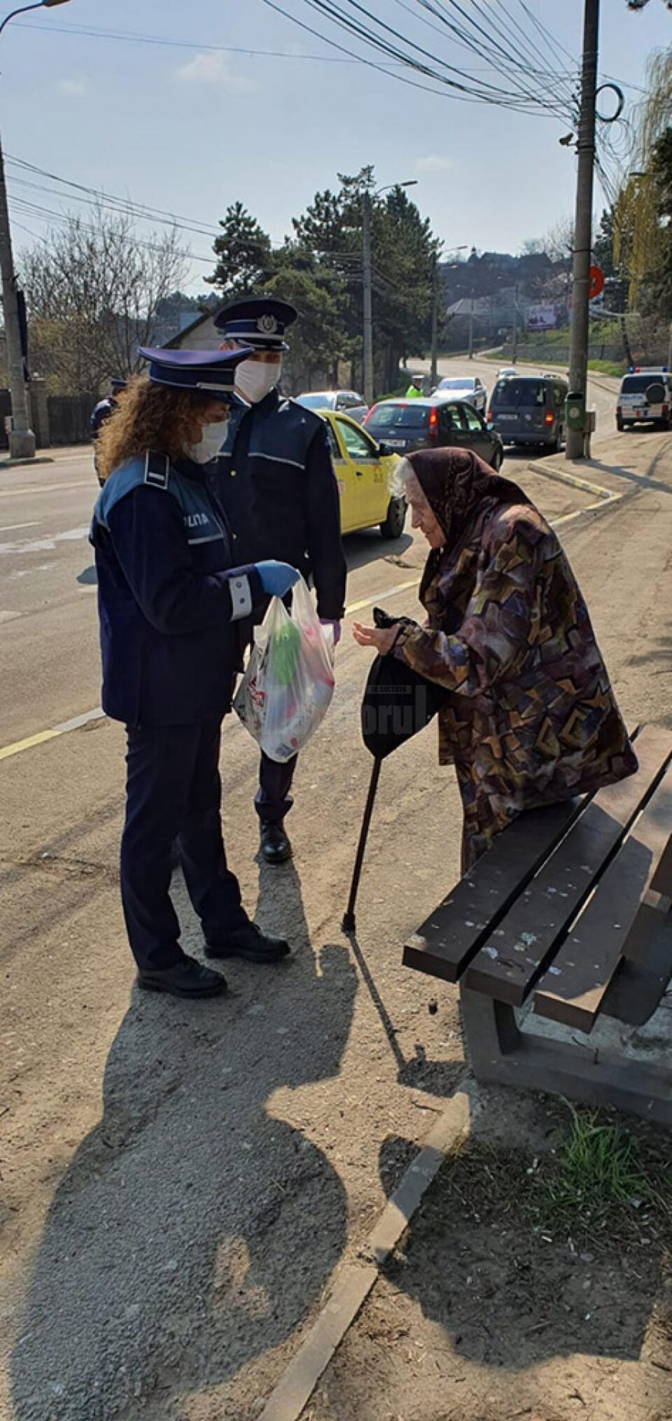 Batranii nevoiasi au primit echipamente de protectie si hrana de la politisti