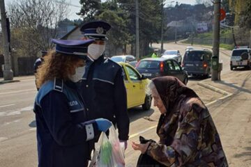 Batranii nevoiasi au primit echipamente de protectie si hrana de la politisti