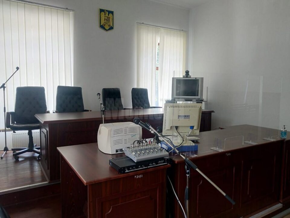 Panouri de protecție în sălile de judecată de la instanțele sucevene