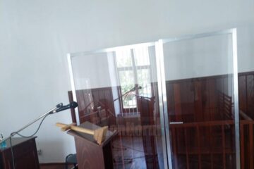 Compartimentul persoanelor lipsite de libertate a fost izolat total cu un panou de plexiglas transparent