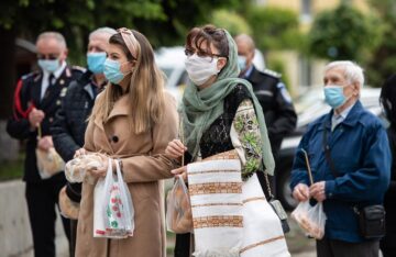 Participanți la slujba de pomenire pentru eroii neamului, oficiată la inaugurarea Turnului Unirii