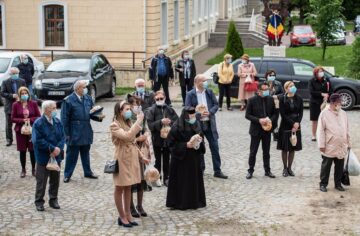 Participanți la slujba de pomenire pentru eroii neamului, oficiată la inaugurarea Turnului Unirii