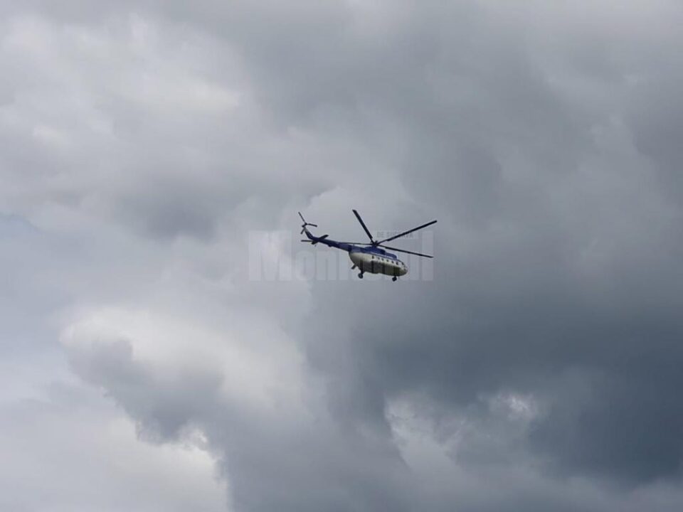 Elicopterul a survolat zona împădurită din jurul comunei Moldovița