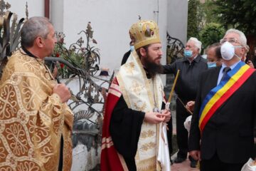 Slujbă de pomenire pentru eroii neamului, oficiată de PS Damaschin Dorneanul la inaugurarea Turnului Unirii, în prezența autorităților locale