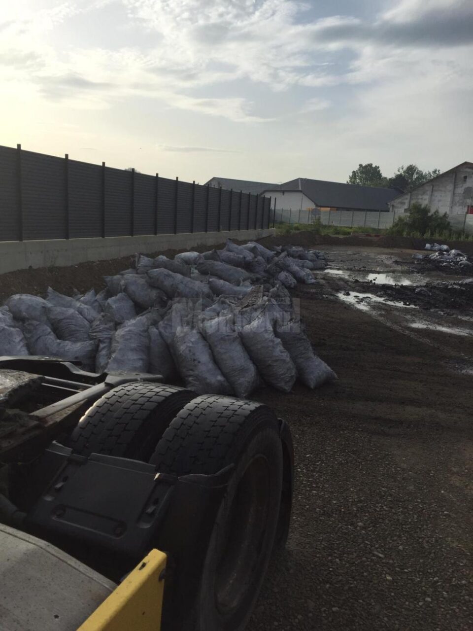 Pompierii au reusit sa salveze o parte din sacii de carbune din camion