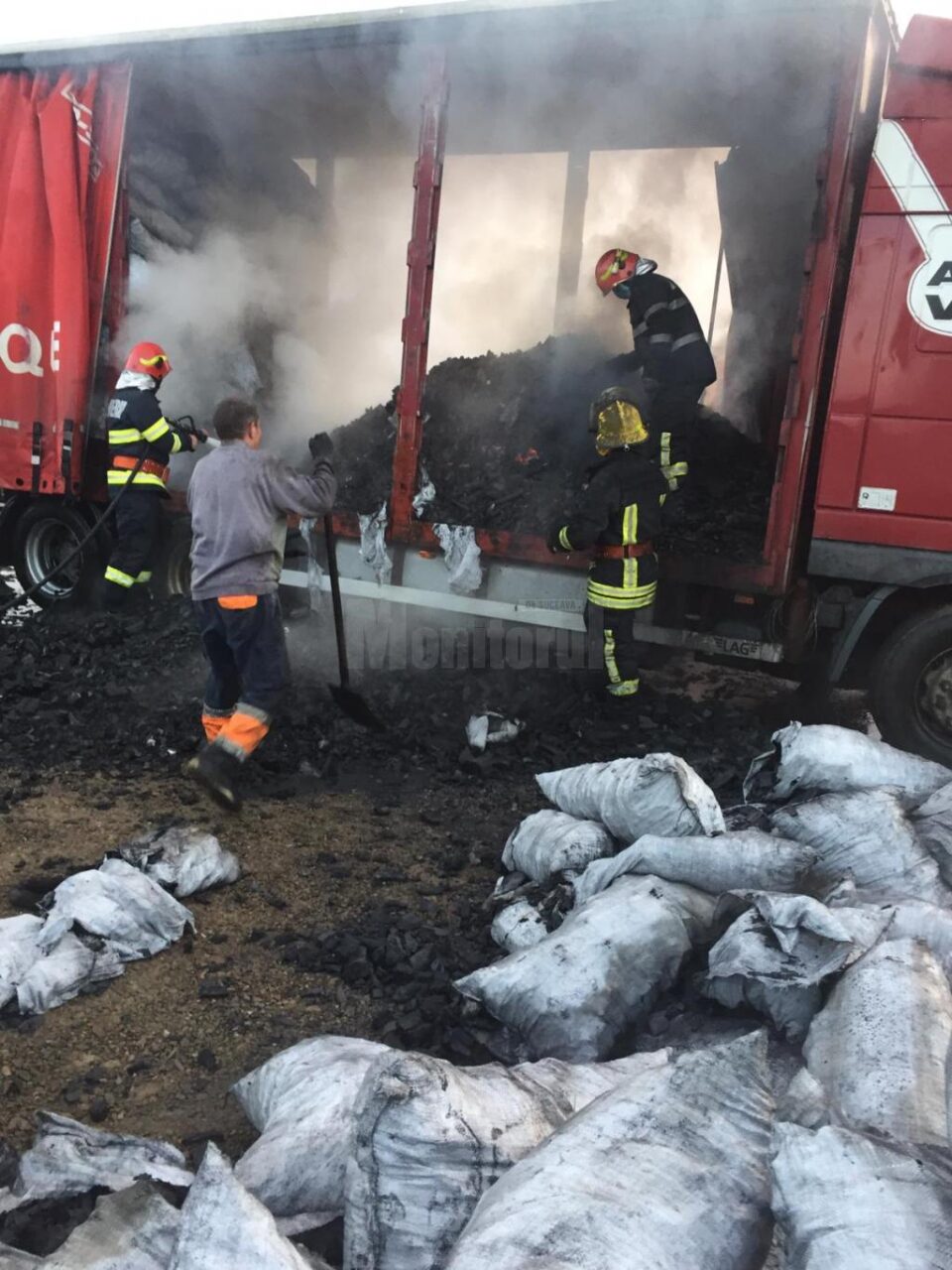 Interventia de stingere a camionului incarcat cu carbuni de gratar Interventia de stingere a camionului incarcat cu carbuni de gratar
