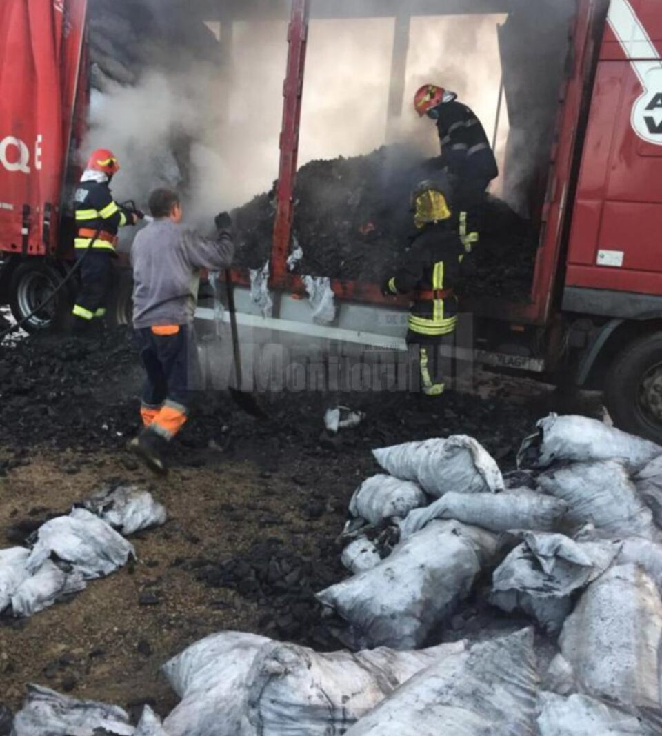 Camion încărcat cu cărbuni pentru grătar, cuprins de flăcări într-o parcare la Dornești Camion încărcat cu cărbuni pentru grătar, cuprins de flăcări într-o parcare la Dornești
