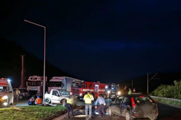 În urma coliziunii, autoturismul Suzuki a fost proiectat în stâlp, iar șoferul acestuia a ajuns pe carosabil