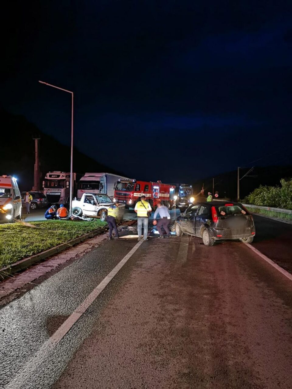 În urma coliziunii, autoturismul Suzuki a fost proiectat în stâlp, iar șoferul acestuia a ajuns pe carosabil În urma coliziunii, autoturismul Suzuki a fost proiectat în stâlp, iar șoferul acestuia a ajuns pe carosabil