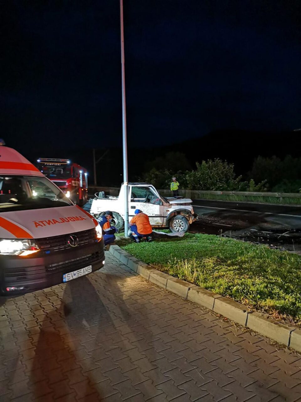 Echipajul ambulantei nu a mai putut constata decât decesul celui de la volan