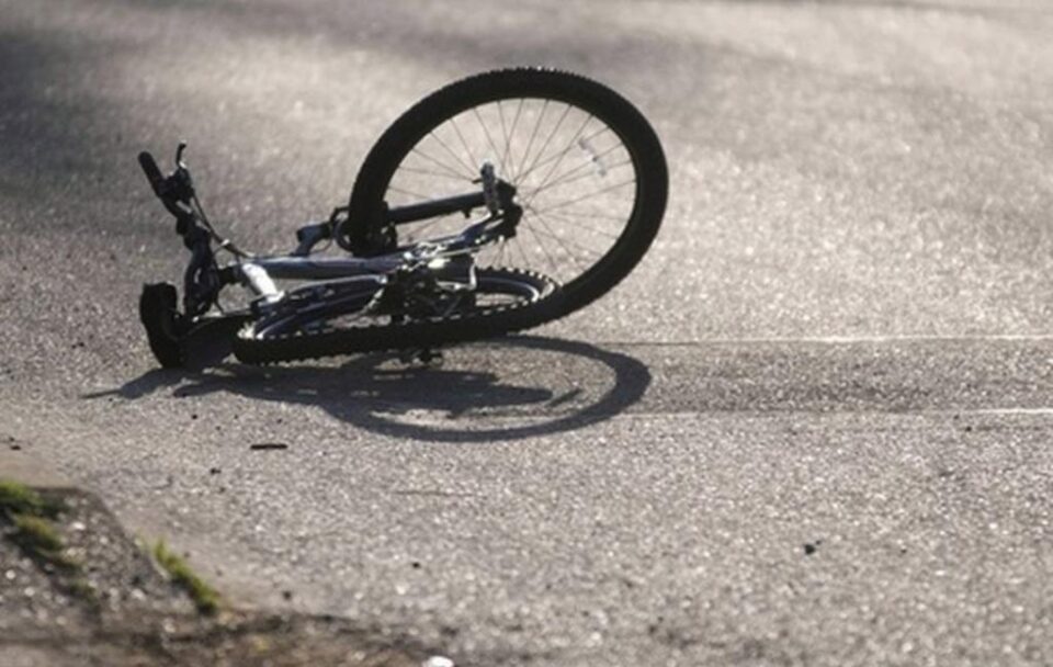 Și-a rupt clavicula după o căzătură de pe bicicletă și a încasat și amendă. Foto: sibiu100.ro Și-a rupt clavicula după o căzătură de pe bicicletă și a încasat și amendă. Foto: sibiu100.ro