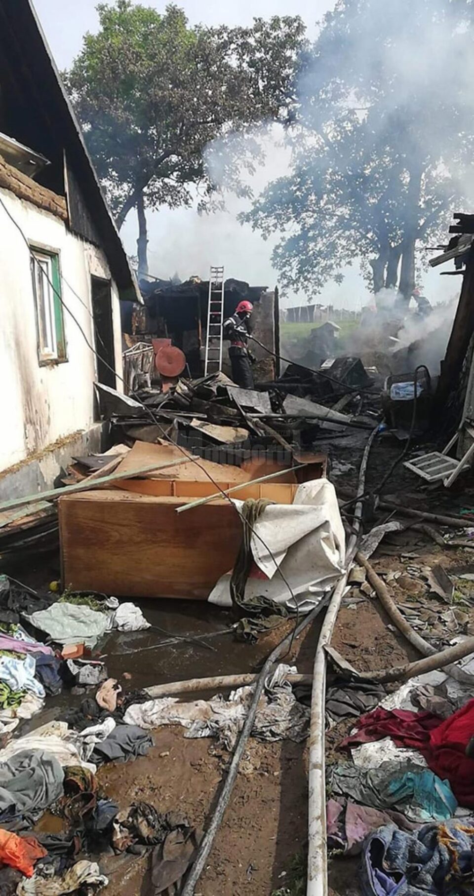 Incendiul a făcut pagube mari în gospodăria din Plopeni, din fericire fiind salvată casa familiei Incendiul a făcut pagube mari în gospodăria din Plopeni, din fericire fiind salvată casa familiei