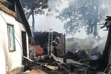 Incendiul a făcut pagube mari în gospodăria din Plopeni, din fericire fiind salvată casa familiei