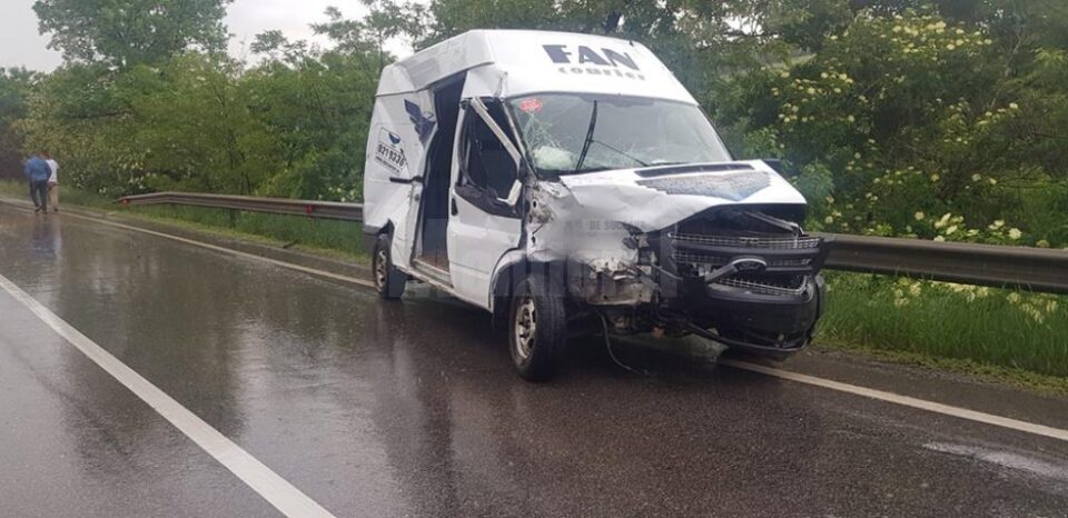 Una dintre autoutilitarele implicate în accident