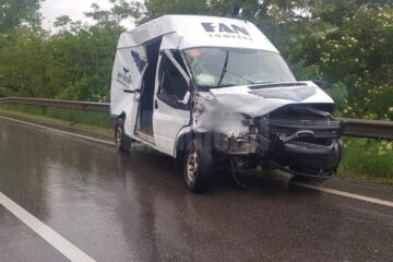Una dintre autoutilitarele implicate în accident