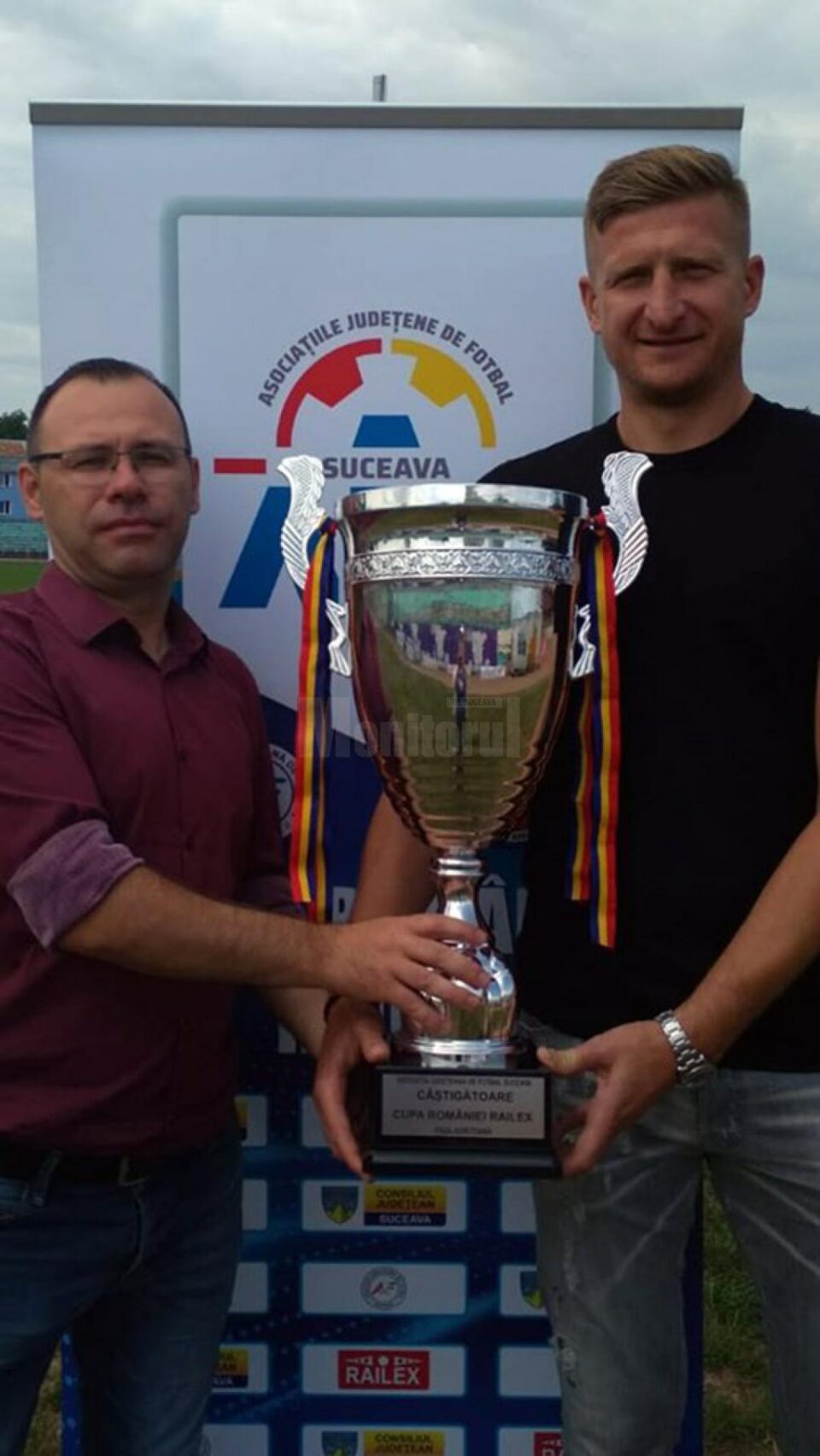 Ciprian Anton și Dorin Goian, ambasadorul Cupei României Railex, prezintă trofeul