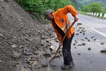 La Cotârgași, ploaia violentă a dislocat piatra de pe versanți