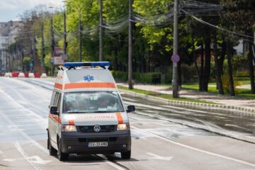 Adolescentă rănită după ce a fost lovită de o mașină