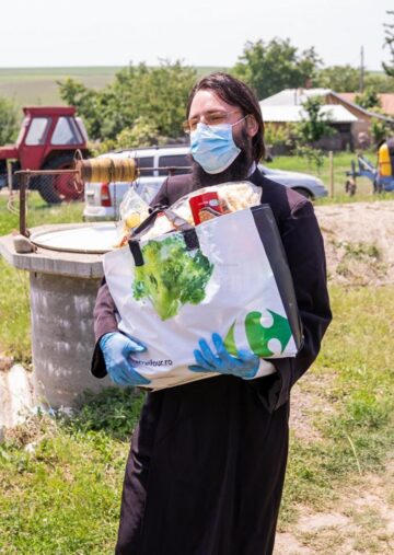 Voluntarii Asociației Tinerilor Ortodocși Suceveni au ajuns cu ajutoare la o familie greu încercată din Brăești – Botoșani