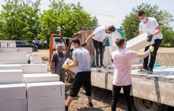 Voluntarii Asociației Tinerilor Ortodocși Suceveni au ajuns cu ajutoare la o familie greu încercată din Brăești – Botoșani
