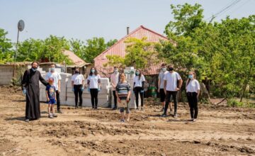 Voluntarii Asociației Tinerilor Ortodocși Suceveni au ajuns cu ajutoare la o familie greu încercată din Brăești – Botoșani