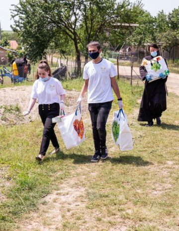 Voluntarii Asociației Tinerilor Ortodocși Suceveni au ajuns cu ajutoare la o familie greu încercată din Brăești – Botoșani