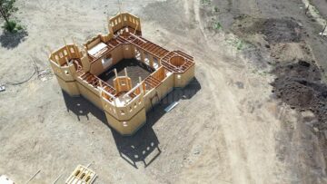 Castelul Hobbiților, în construcție