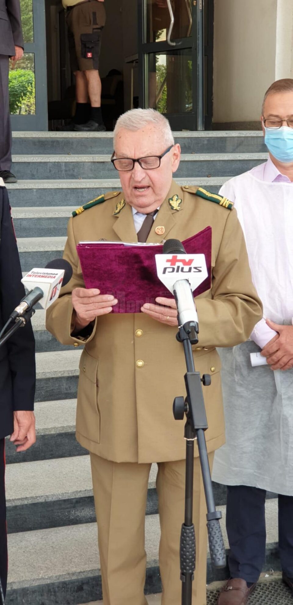 Colonel in retragere Neculai Niga a citit continutul mesajului de pe diploma de excelenta