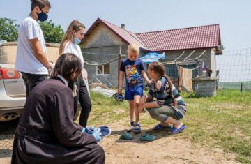 Voluntarii Asociației Tinerilor Ortodocși Suceveni au ajuns cu ajutoare la o familie greu încercată din Brăești – Botoșani