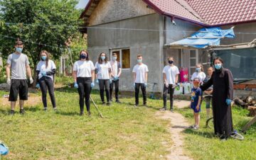 Voluntarii Asociației Tinerilor Ortodocși Suceveni au ajuns cu ajutoare la o familie greu încercată din Brăești – Botoșani