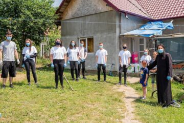 Voluntarii Asociației Tinerilor Ortodocși Suceveni au ajuns cu ajutoare la o familie greu încercată din Brăești – Botoșani