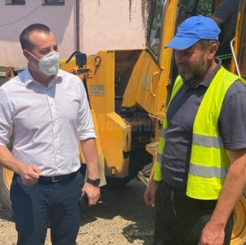 Viceprimarul Lucian Harșovschi a precizat că alte trei parcări de reședință și drumurile adiacente sunt în curs de modernizare în Obcini